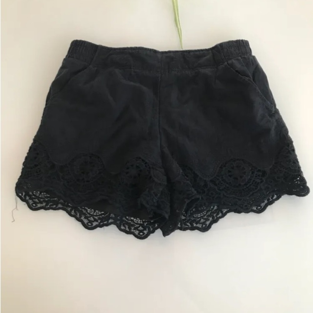 Jupe short noir en dentelle